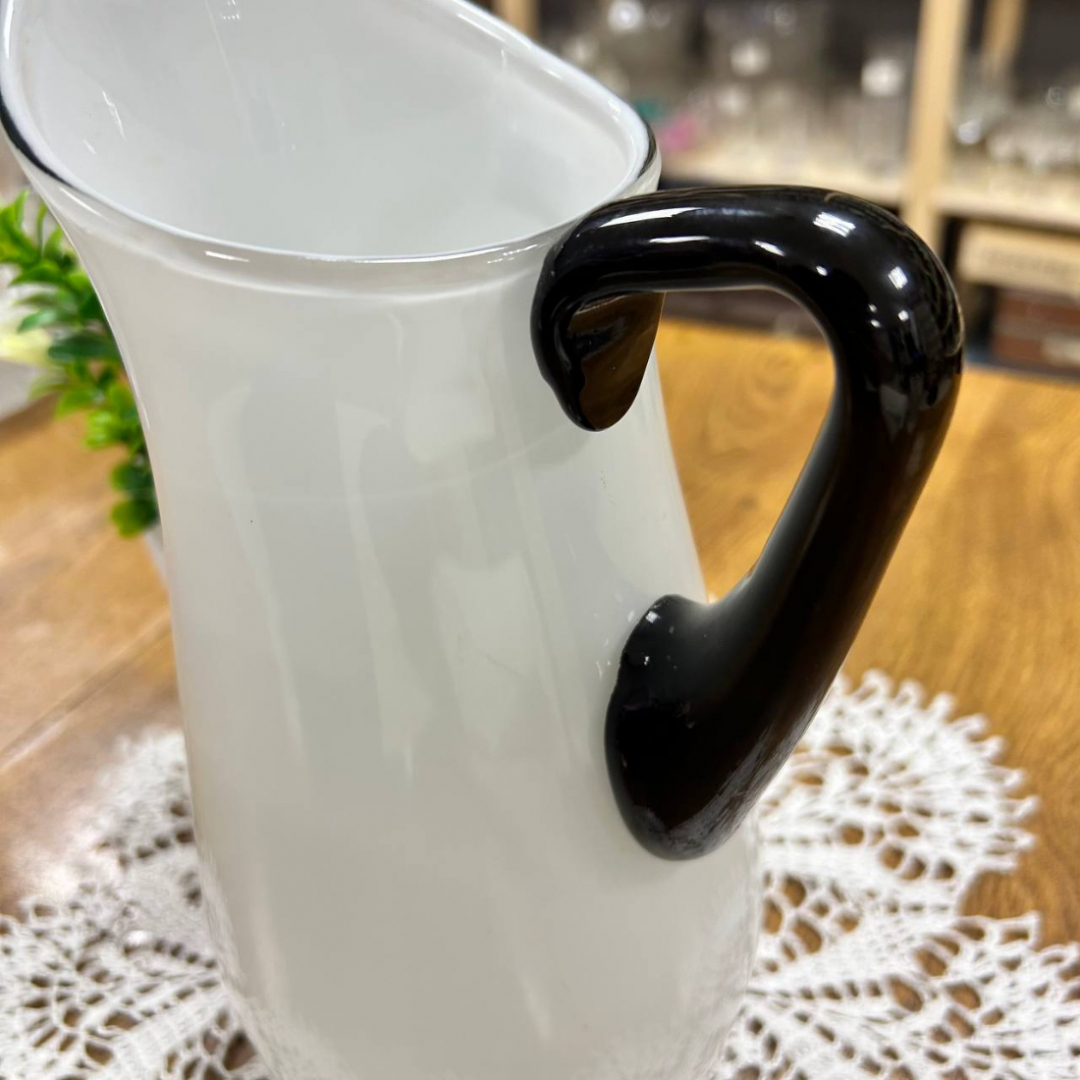 Кувшин из молочного секла с цветного прилепной ручкой черного цвета. Винтаж. Картинка 3